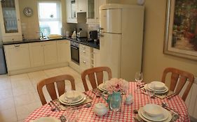 Luxury Townhouse -Free Private Parking- 2 Bedrooms Both En-Suite -Sleeps 5 - Fully Equipped Kitchen, Dining Room- Living Room With Tv Dvd Outside Courtyard With Seating - Fast Wi-Fi- 2-Minute Walk To Town Centre