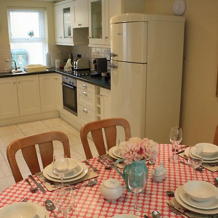 Luxury Townhouse -Free Private Parking- 2 Bedrooms Both En-Suite -Sleeps 5 - Fully Equipped Kitchen, Dining Room- Living Room With Tv Dvd Outside Courtyard With Seating - Fast Wi-Fi- 2-Minute Walk To Town Centre Killarney Exterior photo