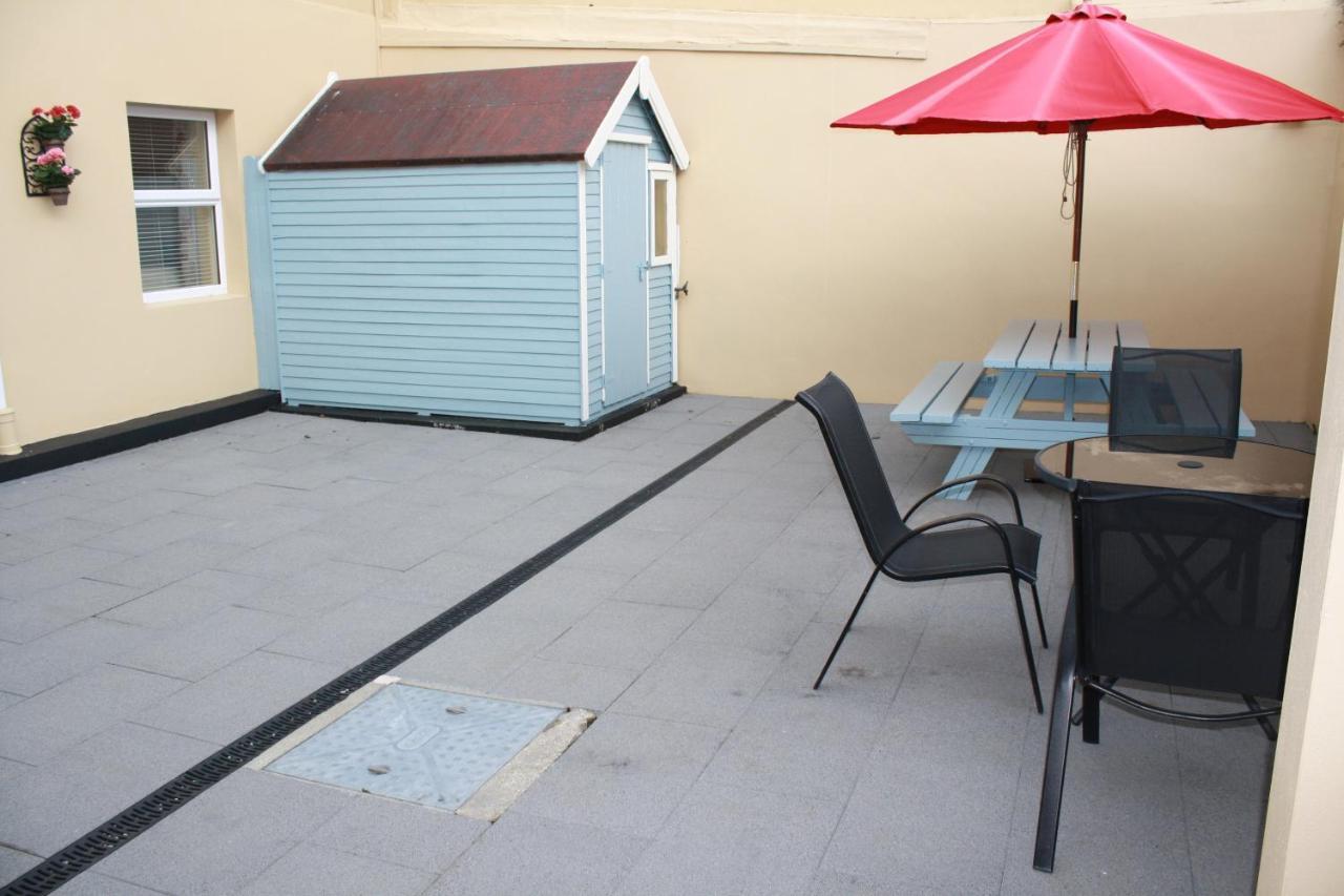 Luxury Townhouse -Free Private Parking- 2 Bedrooms Both En-Suite -Sleeps 5 - Fully Equipped Kitchen, Dining Room- Living Room With Tv Dvd Outside Courtyard With Seating - Fast Wi-Fi- 2-Minute Walk To Town Centre Killarney Exterior photo